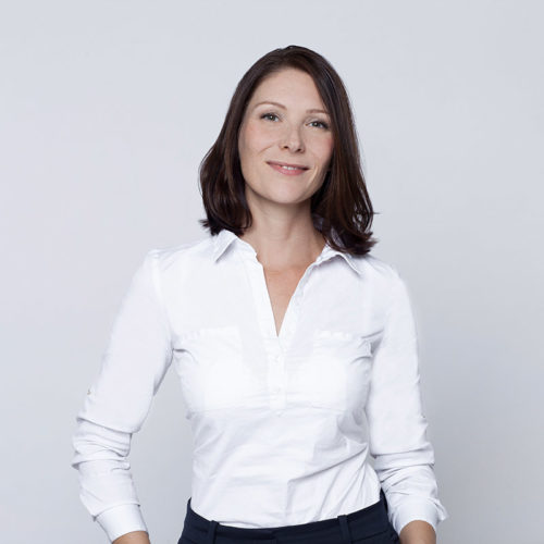 Unternehmensfotografie weibliche Person im Innenbereich mit einer weißen Bluse